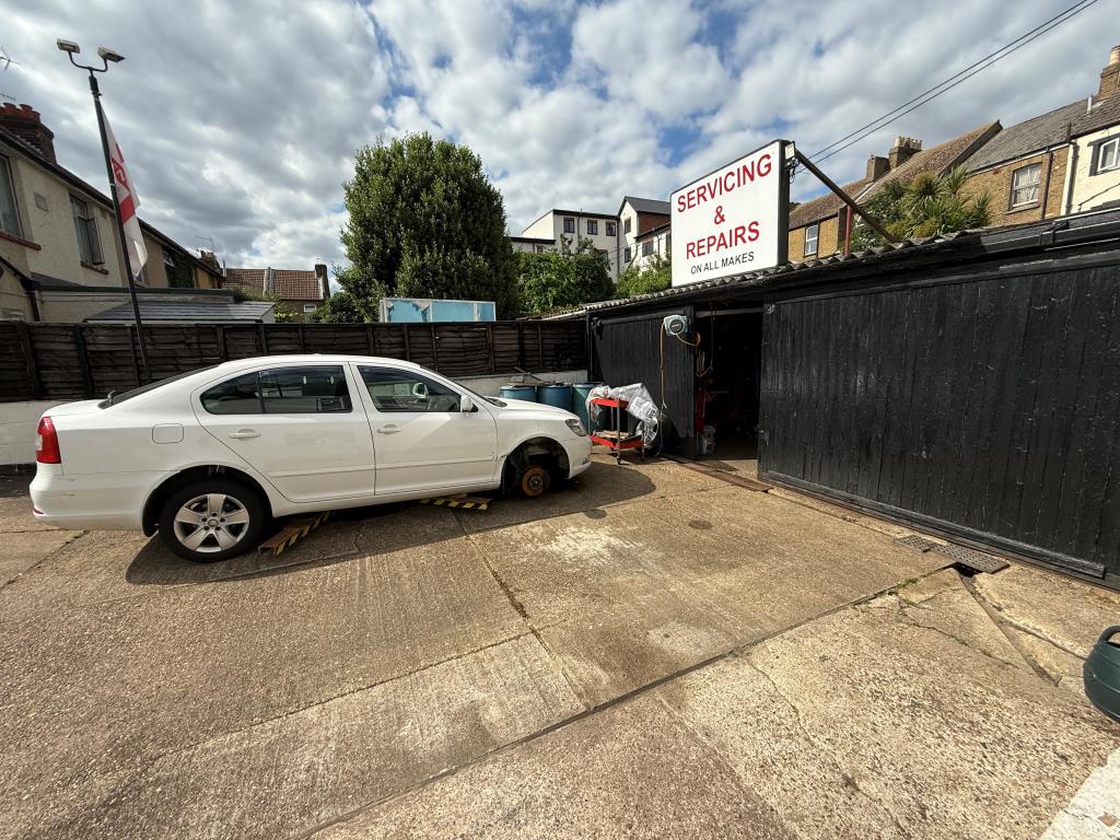 Lot: 55 - CAR FORECOURT, WORKSHOP AND RESIDENTIAL ACCOMMODATION - Workshop